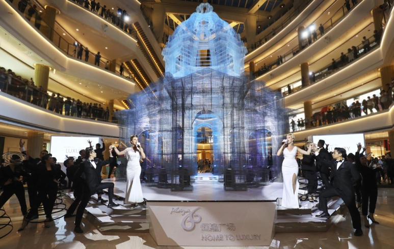 上海的恒隆广场携手意大利著名艺术家Edoardo Tresoldi完成其作品Etherea在亚洲的首秀，结合恒隆广场的宽敞室内空间，营造出美轮美奂的氛围。.jpeg