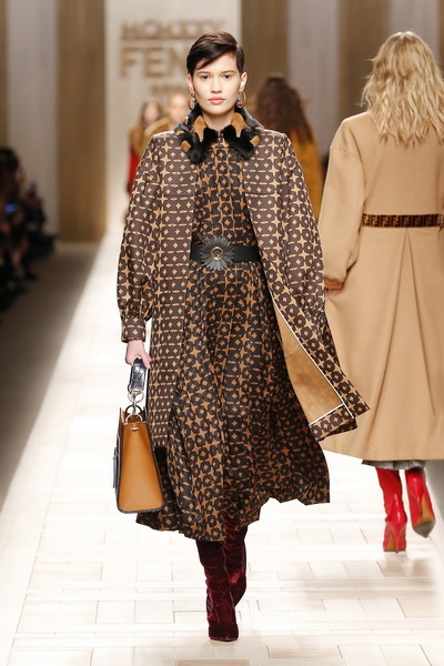 22_FENDI_DONNA_AW_17_18_调整大小.JPG