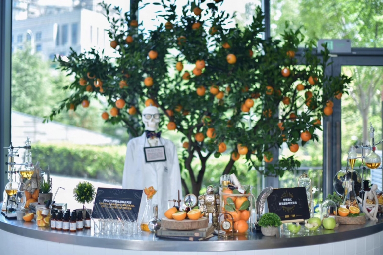 高浓维C 实力抗氧：骨头先生与科颜氏实验台.jpg