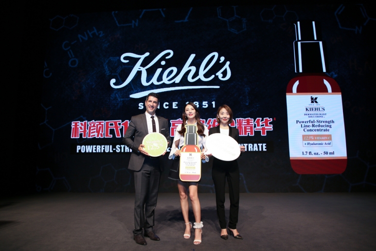 科颜氏携手欧莱雅中国研发与创新中心护肤品实验室总经理David AMAR、中国皮肤科专家和演员张雨绮共同见证科颜氏12.5%高浓维C精华全新上市.jpg